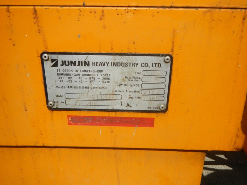 Trailer-mounted concrete pump