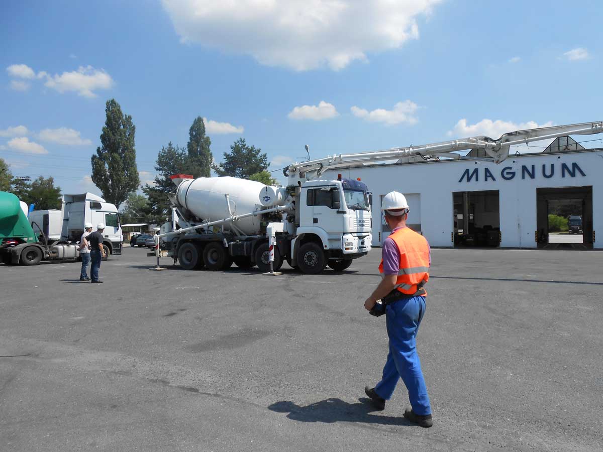 Serwis pomp do betonu – hala PHS Magnum Chorula